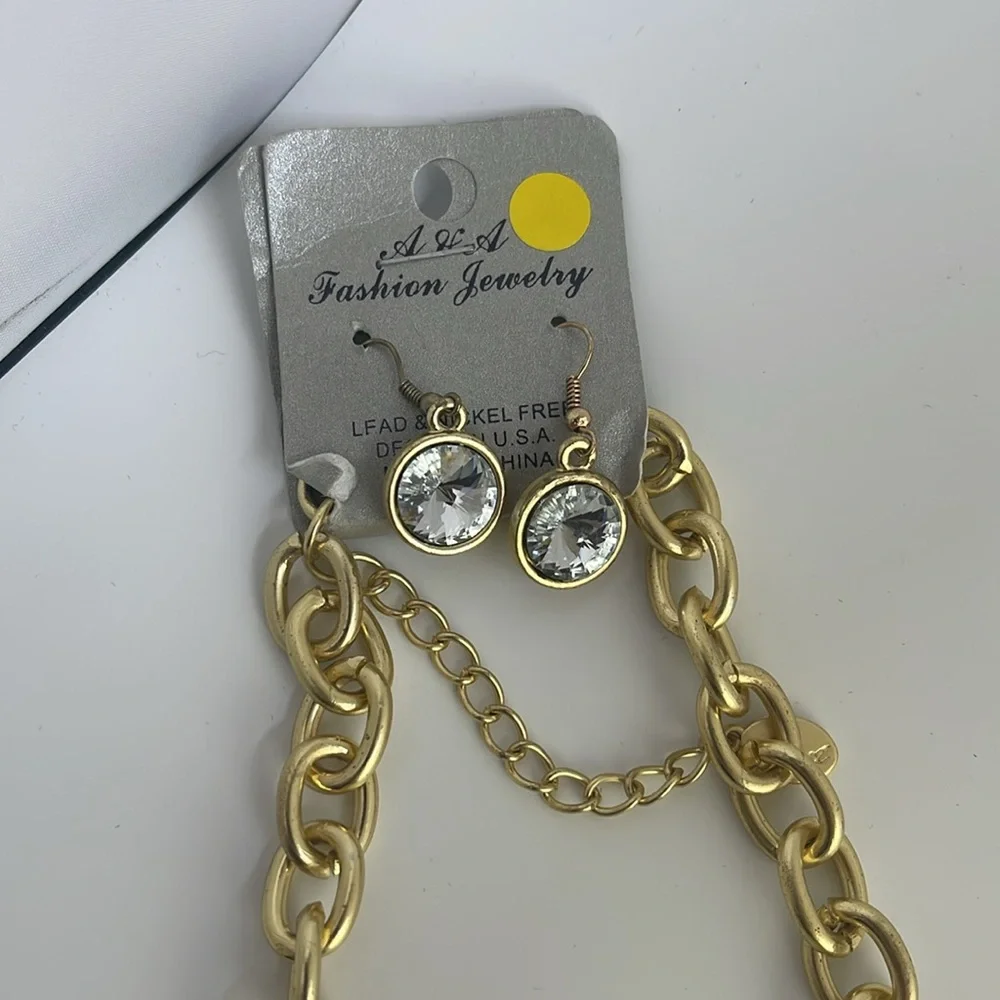 Necklace & Earrings Rhinestones Gold tone 16” NEW
